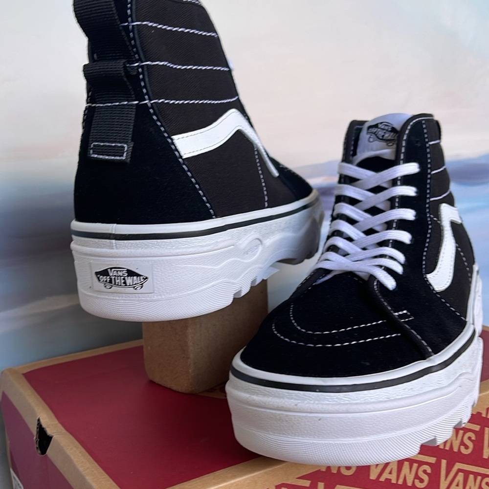 Vans Men’s Sentry Sk8-Hi
Black/White
VN0A5KY5BA2
Sneakers - Picture 12 of 16